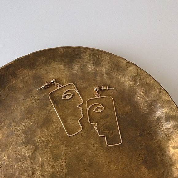 Unique Design//Minimalist Abstract Face Earrings - Picture 7 of 7